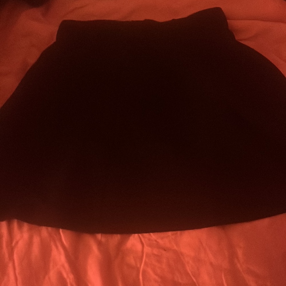 SHEIN BLACK SKATER SKIRT (AMAZING CONDITION SIZE MEDIUM)